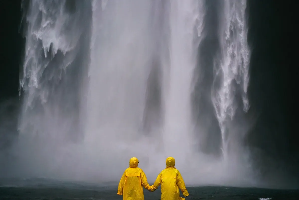 Raincoat vs. Umbrella for Commuting: A Weather-by-Weather Comparison